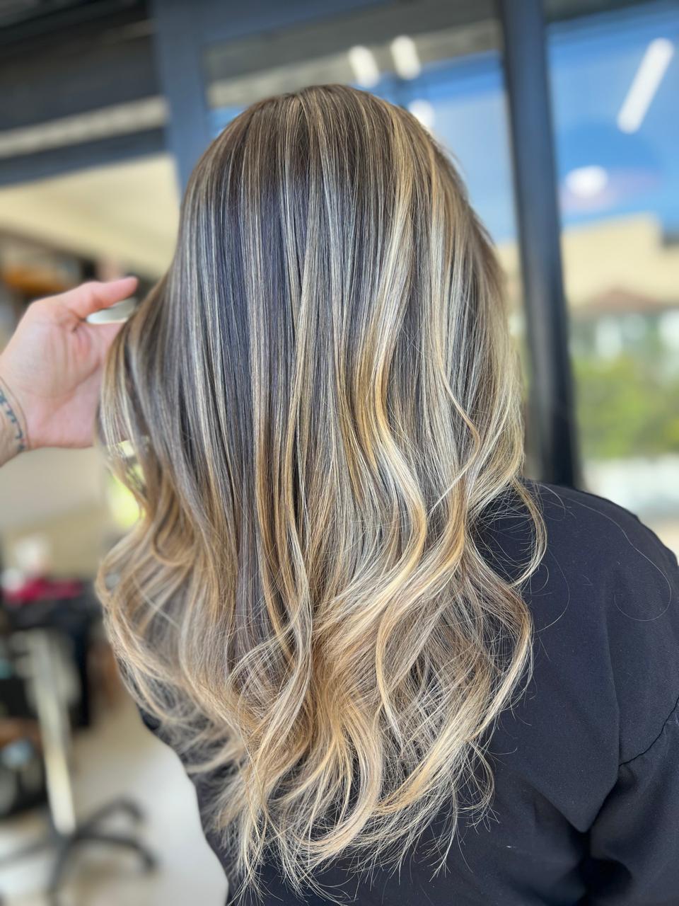 Dimensional Blonde: mechas feitas por Isabel Simas em Santa Maria e Florianópolis