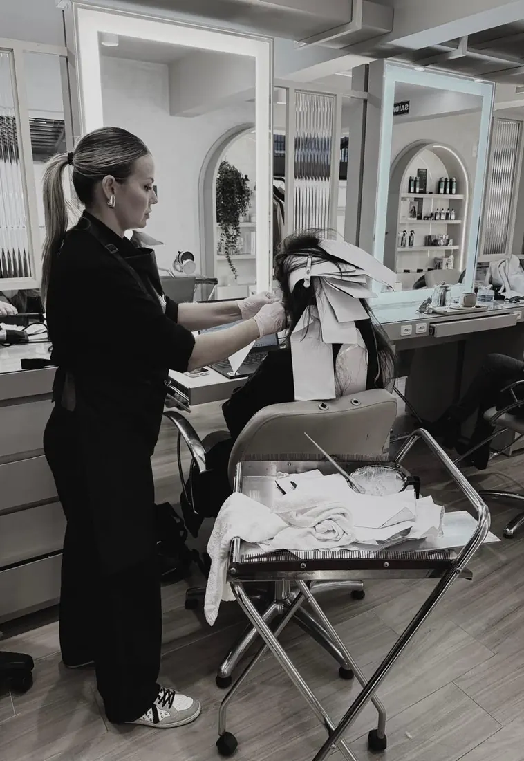 Isabel Simas aplicando mechas em uma cliente no salão